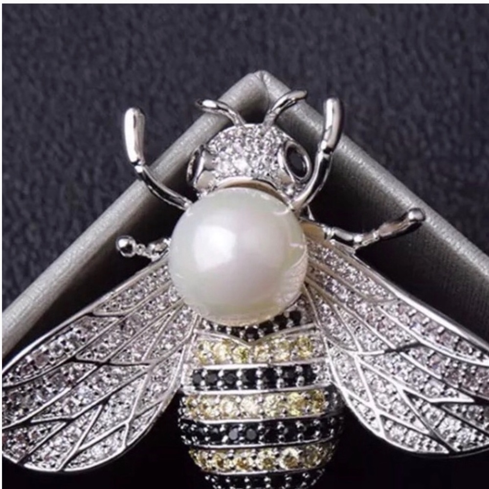 Silver Bee Brooch - Picture 2 of 8